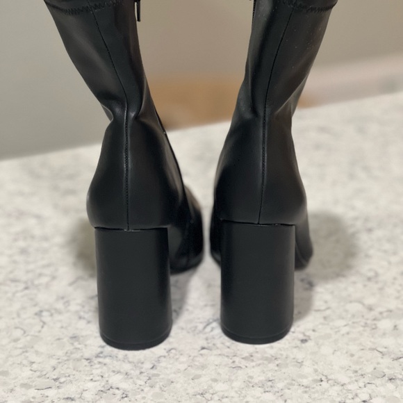 Steve Madden soft beautiful black side zip boot. - Picture 3 of 10